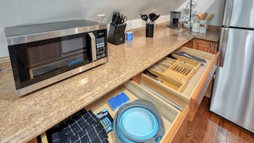 Mikroaaltouuni, uuni, liesi, astianpesukone