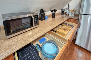 Microondas, horno, parrilla de estufa y lavavajillas