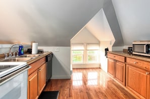 Fridge, microwave, oven, stovetop - 3min>Walnut:UPMC Shadyside:3min>CMU:Full Kitchen (Pittsburgh)