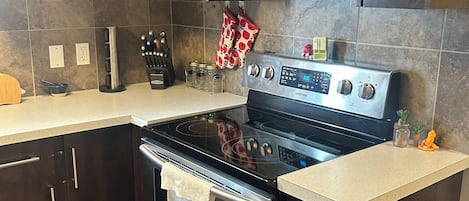 Frigorifero, microonde, forno, piano cottura