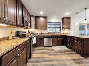 Een koelkast, een microgolfoven, een oven, een kookplaat