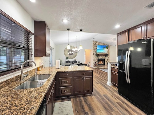 Welcome To Dreamland Over 1 acre of private living