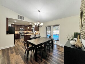 Dining - Welcome to Dreamland: Over 1 acre of Private living, lodging & celebrations!! (Apopka)