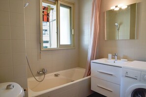 Secadora de cabello, toallas, jabón, shampoo 