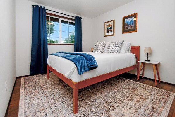 Queen bedroom downstairs with Novaform mattress, cotton linens and USB charging. - Coastal Hideaway - Near Olympic National Park, Pet Friendly, Hot Tub/AC/Arcade (Forks)