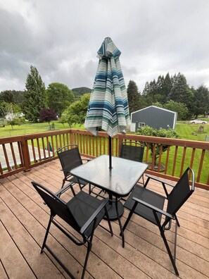 Outdoor dining - Coastal Hideaway - Near Olympic National Park, Pet Friendly, Hot Tub/AC/Arcade  (Forks)