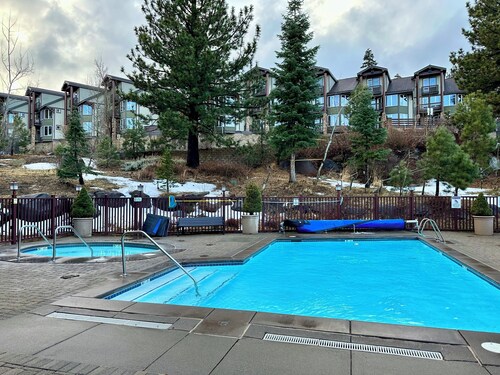 Top-floor, Ski-in/-out, Corner w/ Panoramic Views!