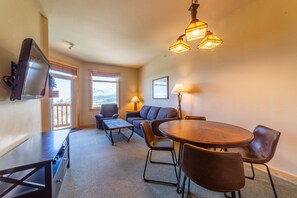 TV, fireplace - Top-floor, Ski-in/-out, Corner w/ Panoramic Views! (Mammoth Lakes)