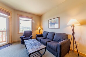 TV, fireplace - Top-floor, Ski-in/-out, Corner w/ Panoramic Views! (Mammoth Lakes)