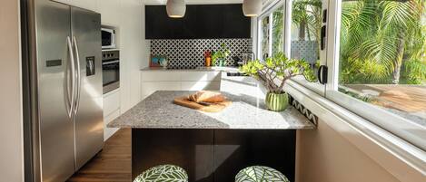 Køleskab, mikrobølgeovn, ovn, kogeplade