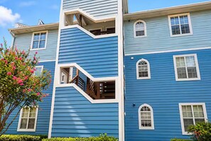 A multi-story building with a blue exterior and white trim. - Executive Suite Midtown (Wilmington)
