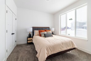 6 bedrooms, travel cot, WiFi, bed sheets