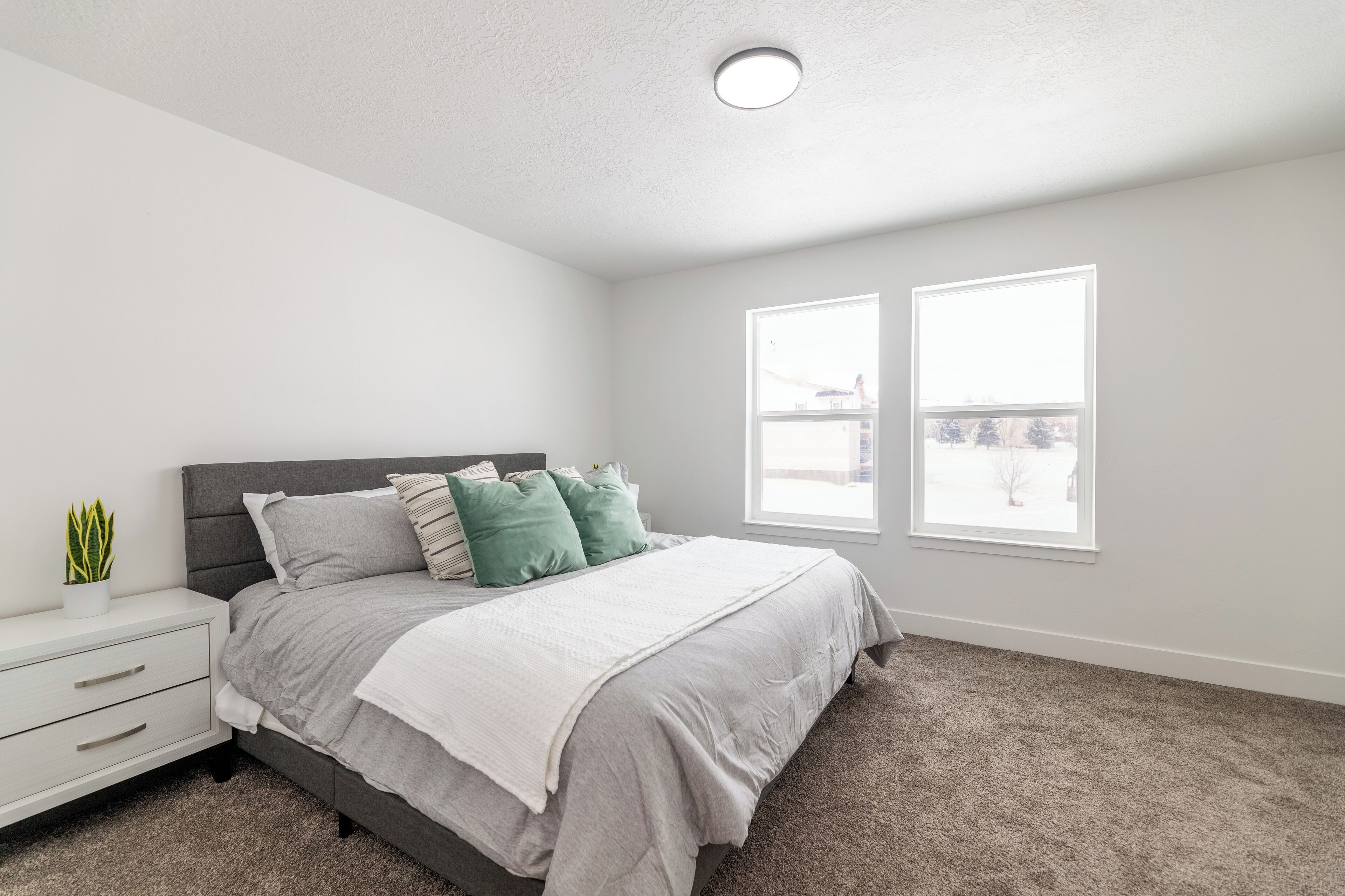 6 bedrooms, travel crib, WiFi, bed sheets