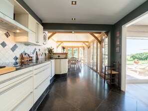 冷蔵庫、電子レンジ、オーブン、食器洗い機