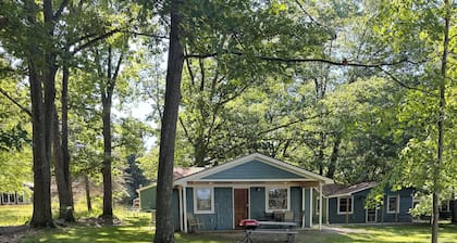 MAPLE COTTAGE - Lakefront on Thayer Lake in Alden with WiFi, AC