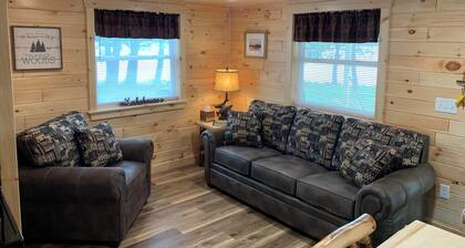 MAPLE COTTAGE - Lakefront on Thayer Lake in Alden with WiFi, AC