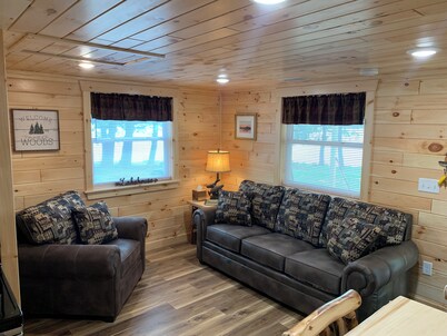 MAPLE COTTAGE - Lakefront on Thayer Lake in Alden with WiFi, AC