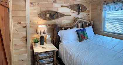 MAPLE COTTAGE - Lakefront on Thayer Lake in Alden with WiFi, AC
