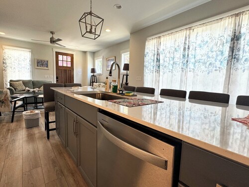 Built in 2024: 2100SF, 4-BR, 4-full-BA pet-friendly house in marvelous Apex