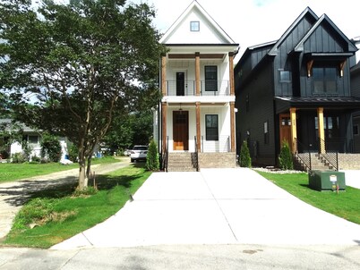 Built in 2024: 2100SF, 4-BR, 4-full-BA pet-friendly house in marvelous Apex