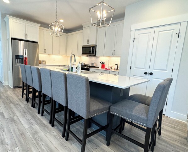 Fridge, microwave, oven, stovetop - Built in 2024: 2100SF, 4-BR, 4-full-BA pet-friendly house in marvelous Apex (Apex)