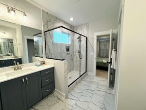 Dusche, Haartrockner, Handtücher, Seife