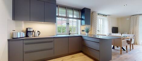 Fridge, oven, stovetop, coffee/tea maker