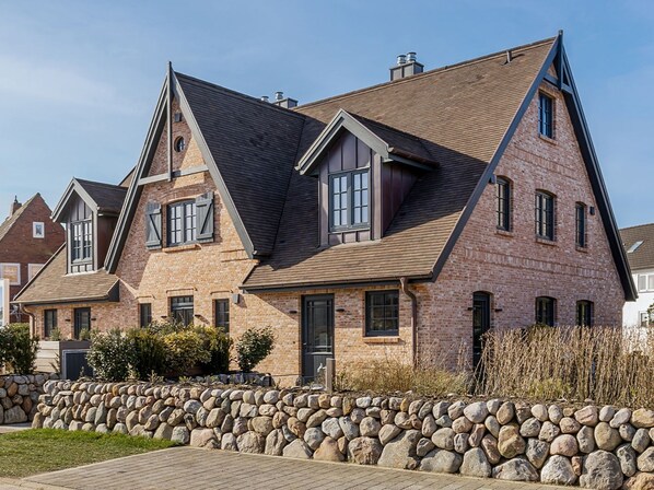 Unclassified image, 1 of 20, button