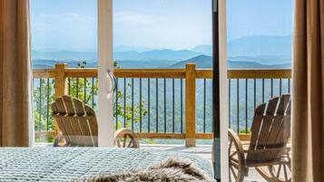 4 bedrooms, iron/ironing board, travel crib, free WiFi