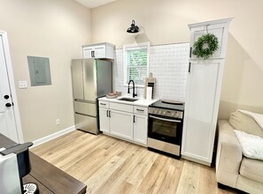 Fridge, microwave, oven, stovetop - Cozy 1-bedroom Tiny House with WiFi, AC in beautiful Somerset (Somerset)