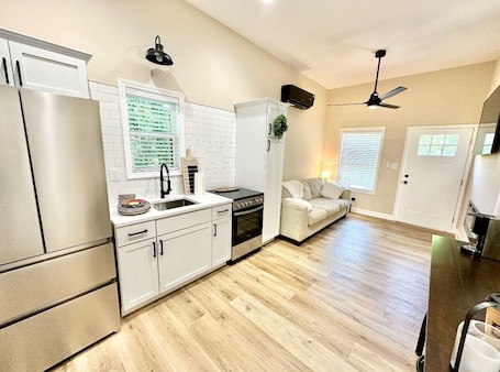 Fridge, microwave, oven, stovetop. Cozy 1-bedroom Tiny House with WiFi, AC in beautiful Somerset