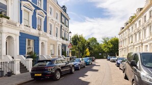 A row of parked cars on a city street with buildings on either side. - Sugared Almond - 1 bedroom apartment Notting Hill (Greater London)
