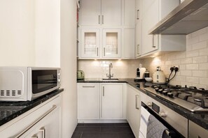 Frigorífico, microondas, horno y placa de cocina