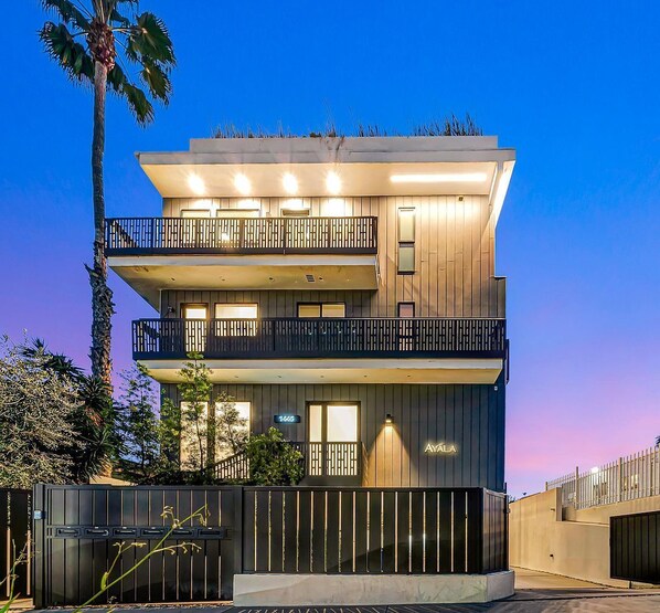 Exterior - Modern new townhome 3-bedroom MID SUNSET Blvd. (Los Angeles)