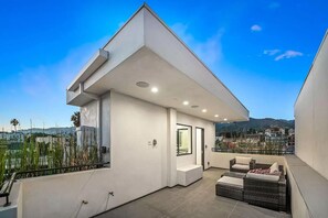 Property grounds - Modern new townhome 3-bedroom MID SUNSET Blvd. (Los Angeles)