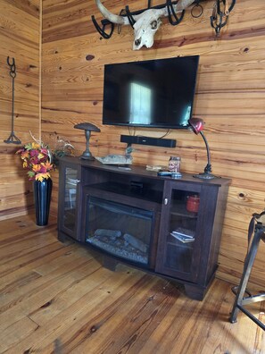Smart-TV og peis