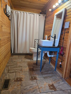 Séchoir à cheveux, serviettes fournies, savon, shampooing