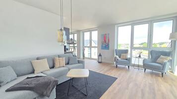 Fernseher, Tischtennisplatte