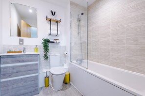 Apartment | Bathroom | Deep soaking tub, hair dryer, towels - Salford City Heaven - Modern 2 Bedroom Apartment (Salford)