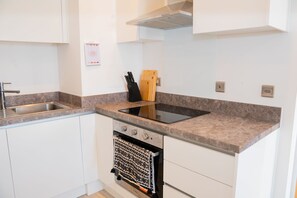 Apartment | Private kitchen | Fridge, microwave, oven, stovetop - Salford City Heaven - Modern 2 Bedroom Apartment (Salford)