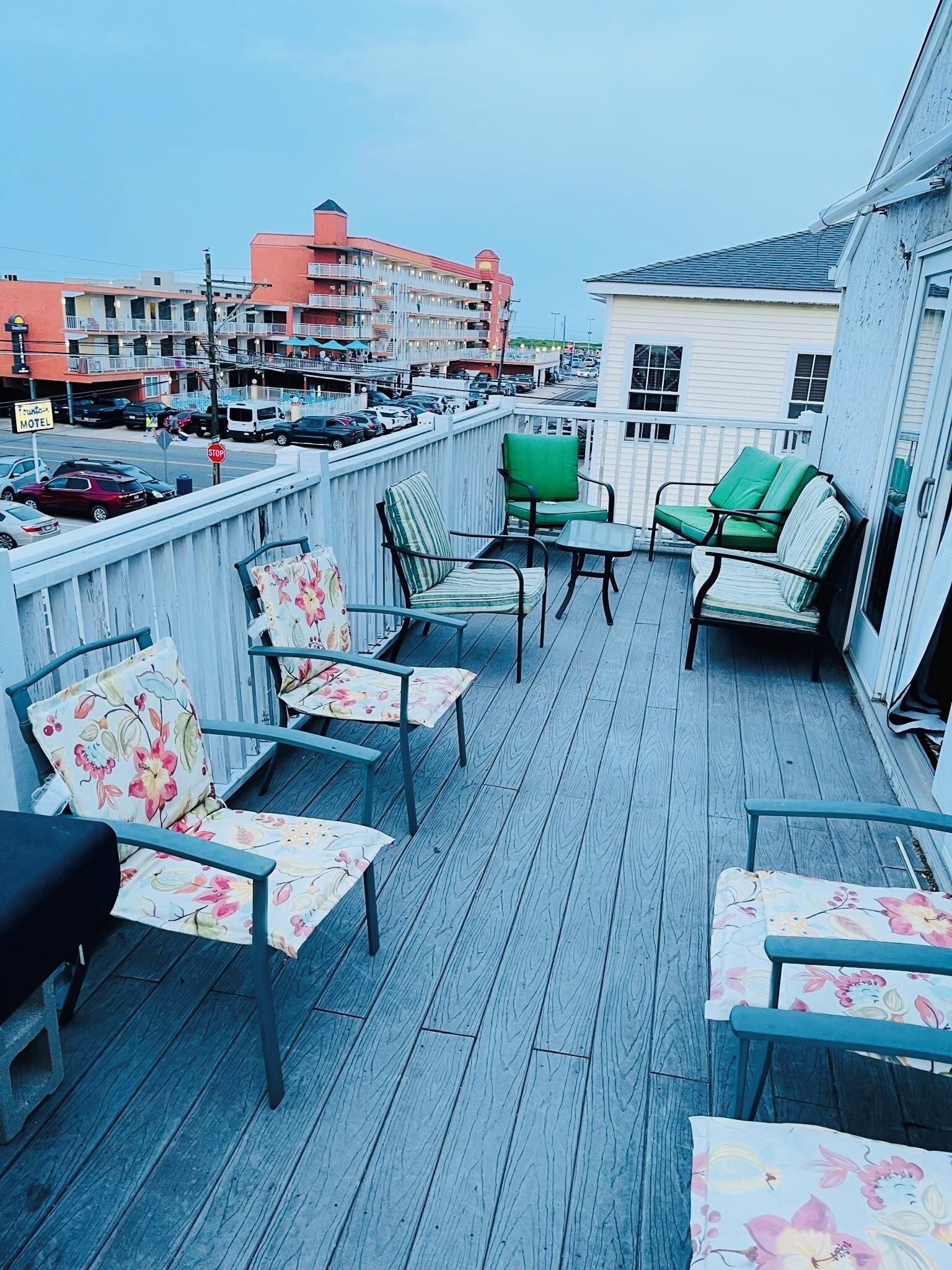 Pet Friendly Charming 3-bedroom apartment 1.5 block from Beach
