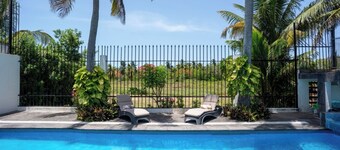 4BR Paradise-Private Pool w/ Gorgeous Lake Views!