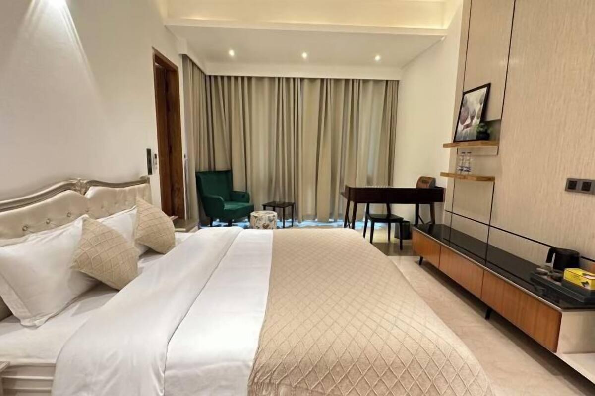 Premium bedding, minibar, in-room safe, desk