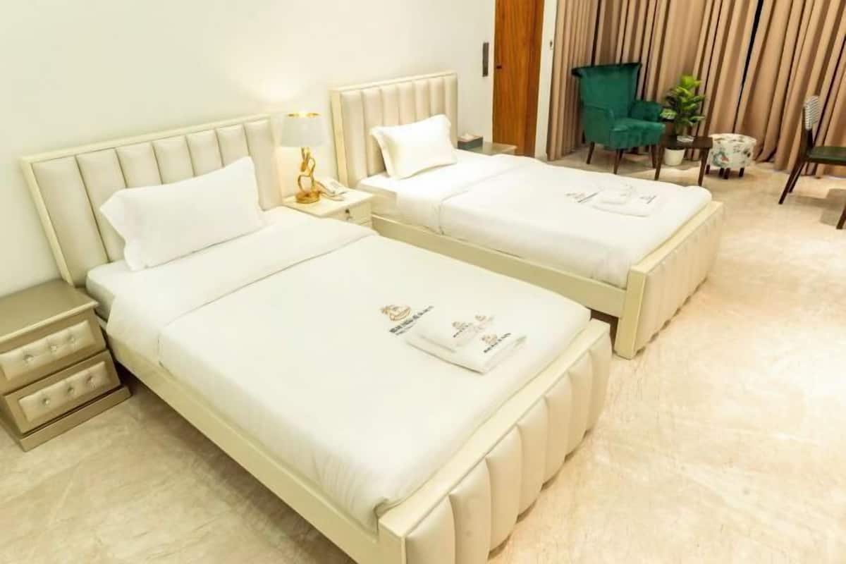 Premium bedding, minibar, in-room safe, desk