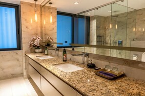 Camera Executive, vista lago | Bagno | Doccia, set di cortesia gratuito, asciugacapelli, accappatoio