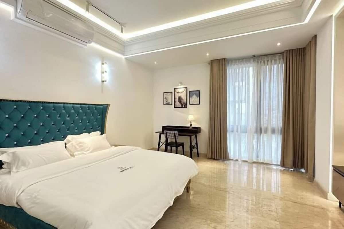 Premium bedding, minibar, in-room safe, desk