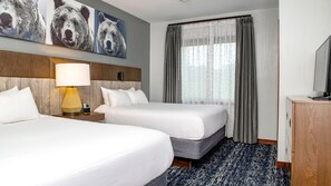 3 habitaciones, escritorio y tabla de planchar con plancha