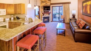 Televisión, chimenea, videojuegos, mesa de ping pong