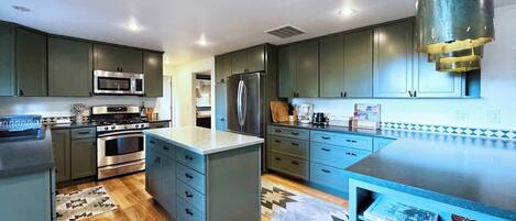 Refrigerador, microondas, horno y parrilla de estufa