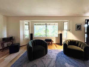 TV, peis, stereoanlegg og kontorer